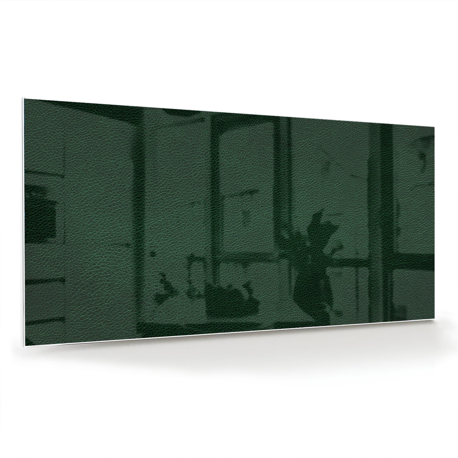 Een groen glazen schilderij aan de muur in een lichte woonkamer