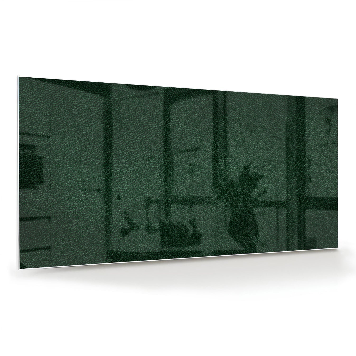 Een groen glazen schilderij aan de muur in een lichte woonkamer