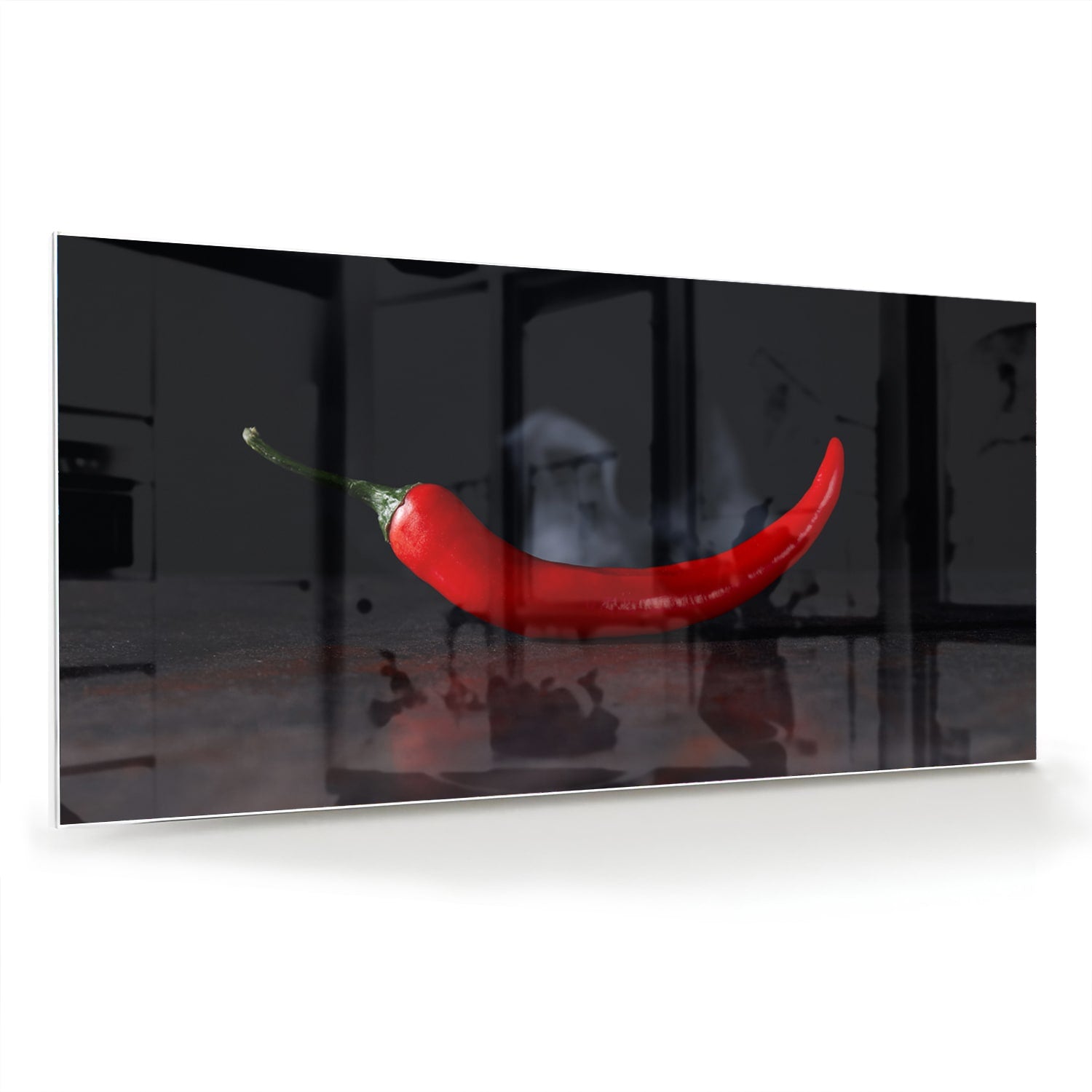 Glazen schilderij met een dieprode peper op zwarte achtergrond.