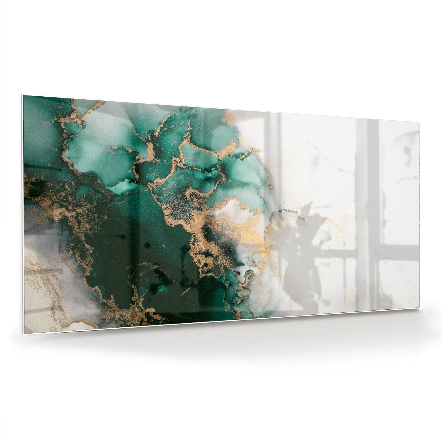 Elegant glazen schilderij met groene en gouden tinten aan de muur