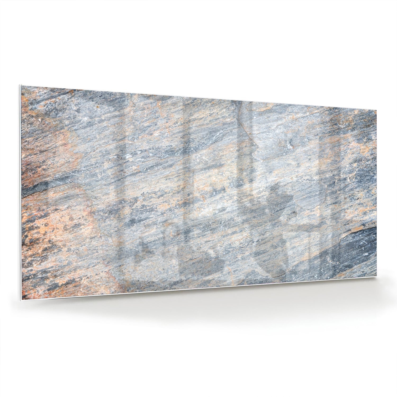 Abstract glazen schilderij met blauwe en oranje tinten aan de muur in een moderne woonkamer.