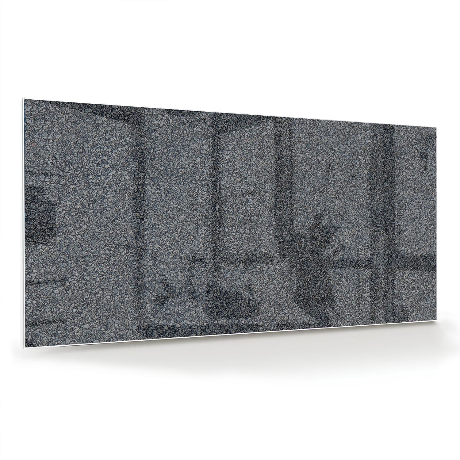 Minimalistisch glazen schilderij aan de muur in een lichte woonkamer