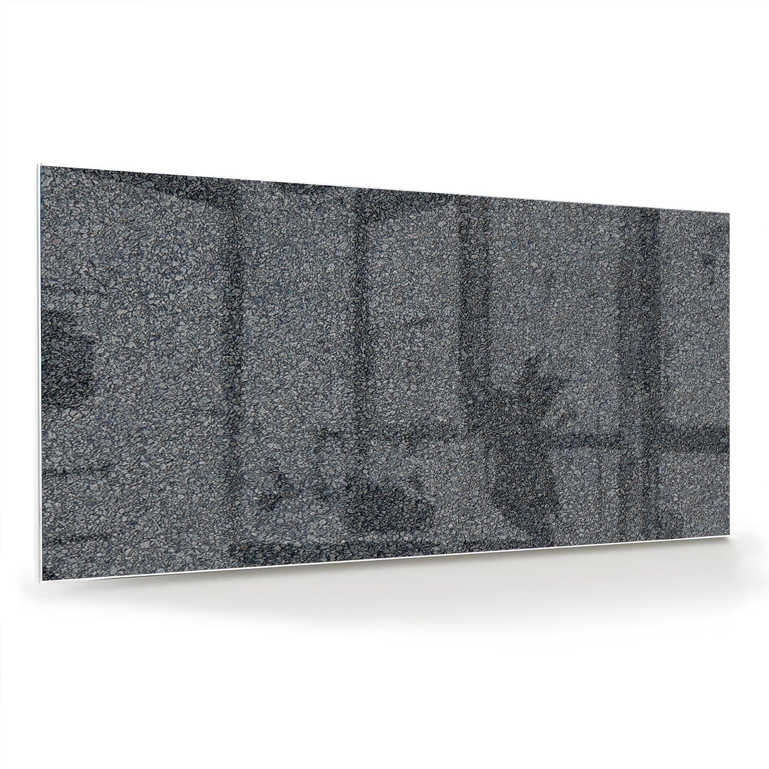 Minimalistisch glazen schilderij aan de muur in een lichte woonkamer