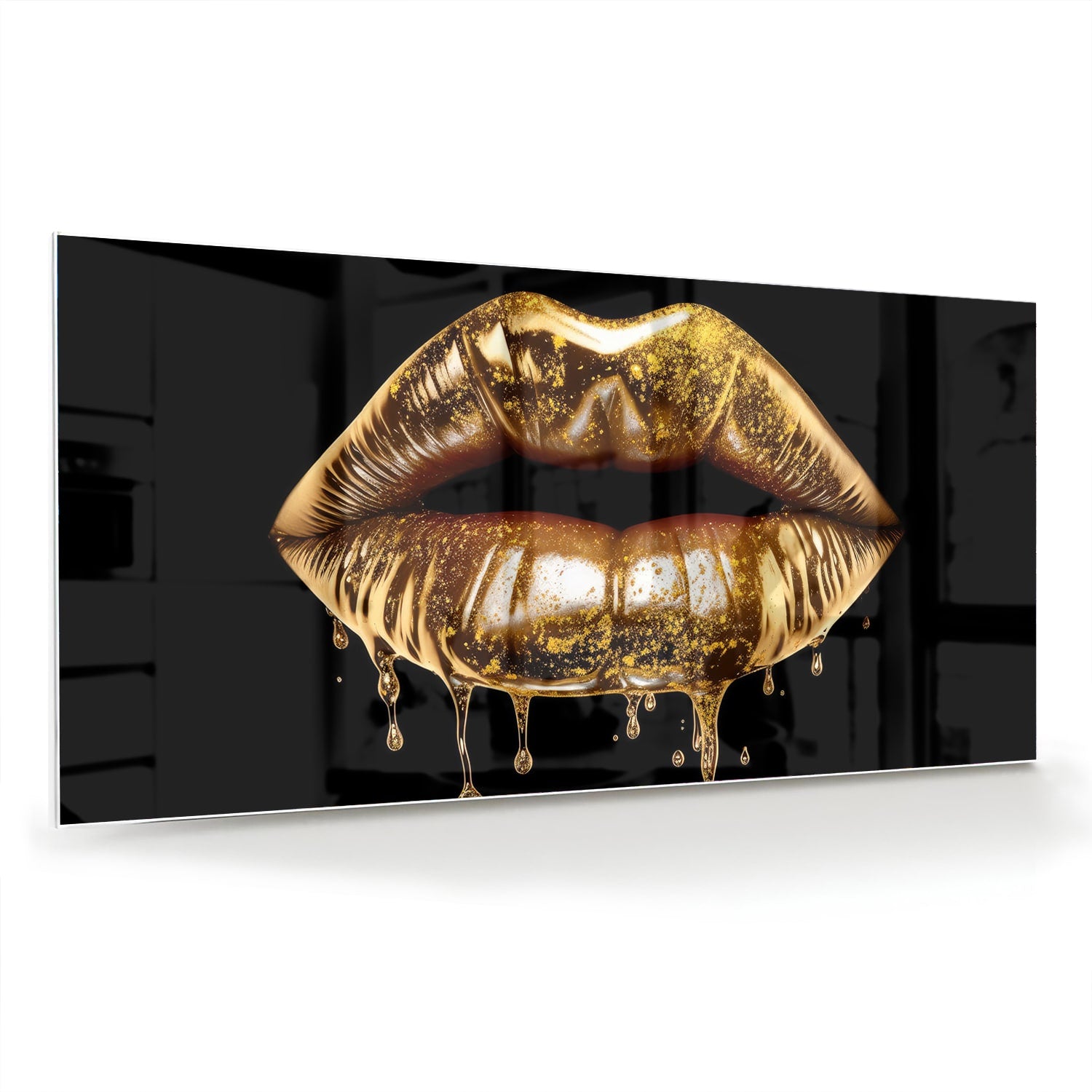 Glazen schilderij met gouden lippen op een zwarte achtergrond in een moderne woonkamer.