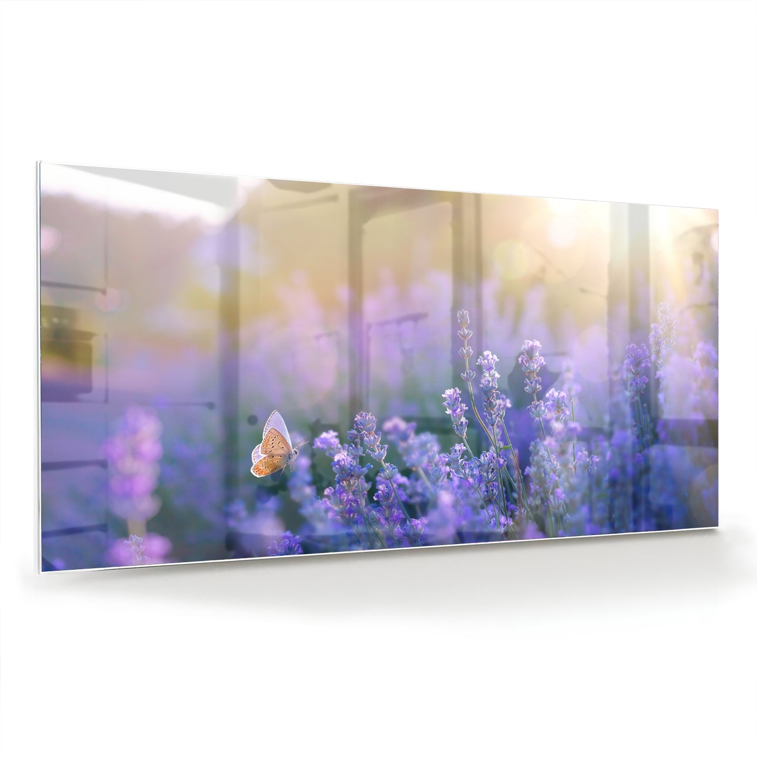 Glazen schilderij met lavendel en een vlinder op een muur