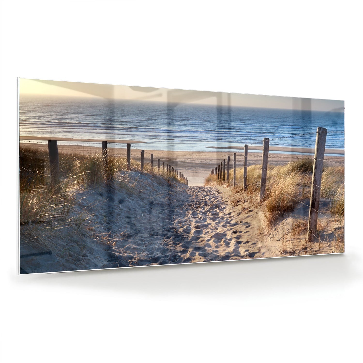 Glazen schilderij van een zandpad naar het strand met duinen en zee.