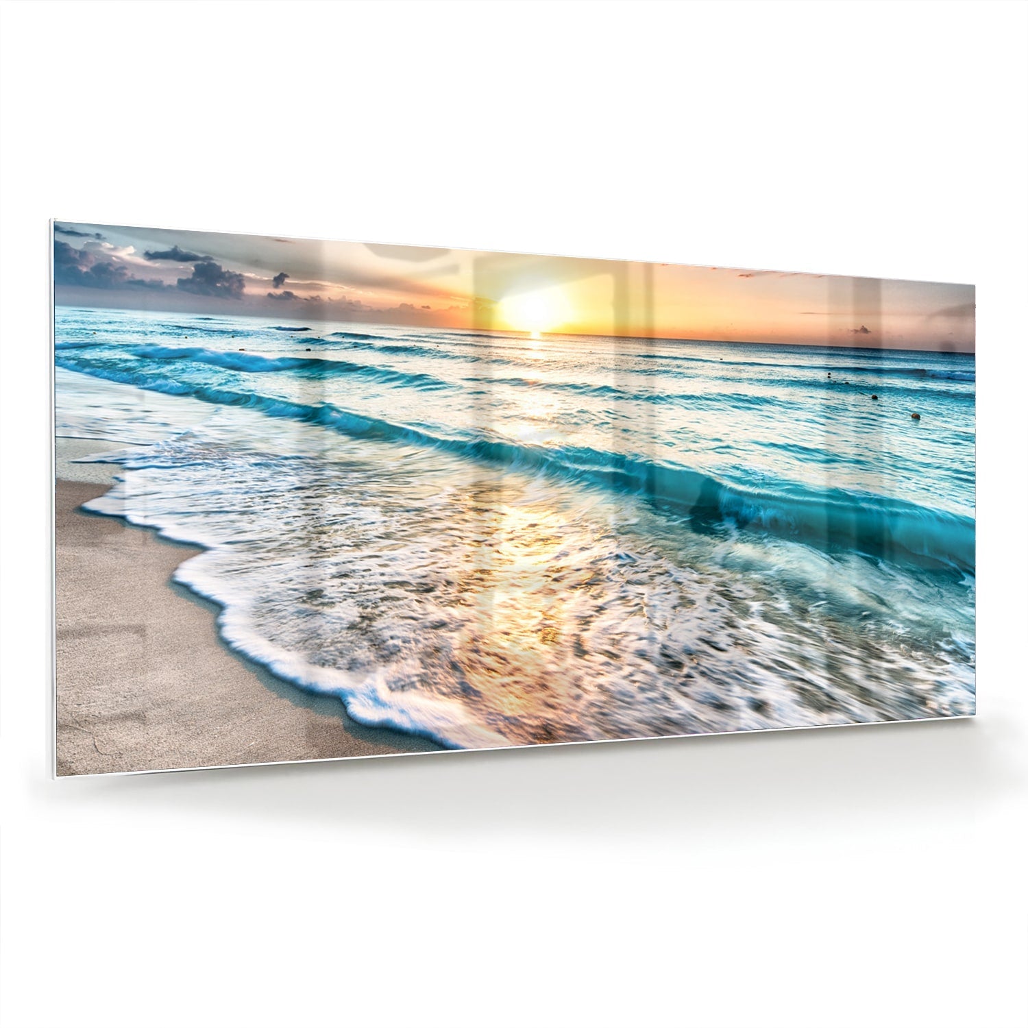 Glazen schilderij van een zonsondergang boven de zee, met kalme golven en zand.