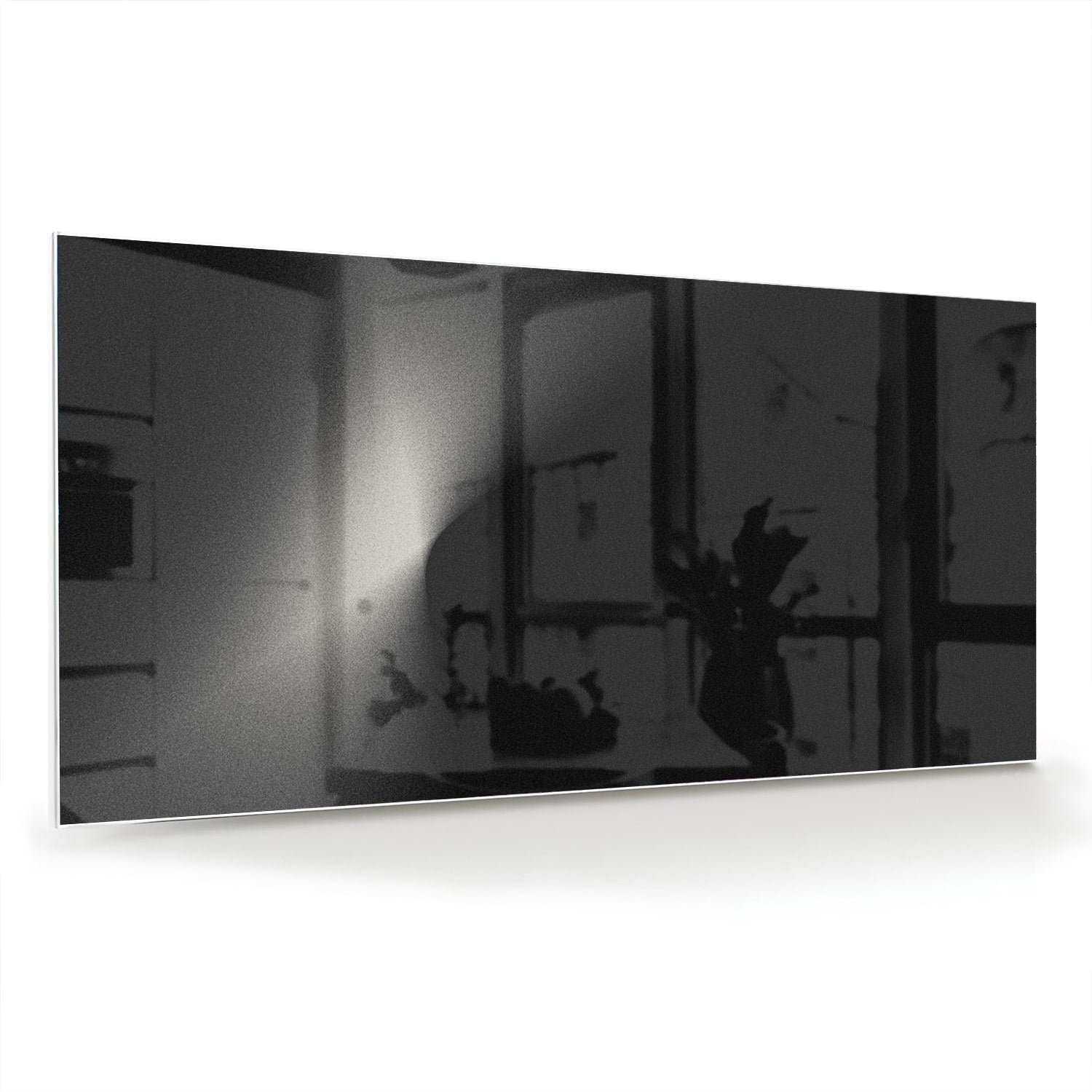 Moderne glazen schilderij op een witte muur in een stijlvolle woonkamer.