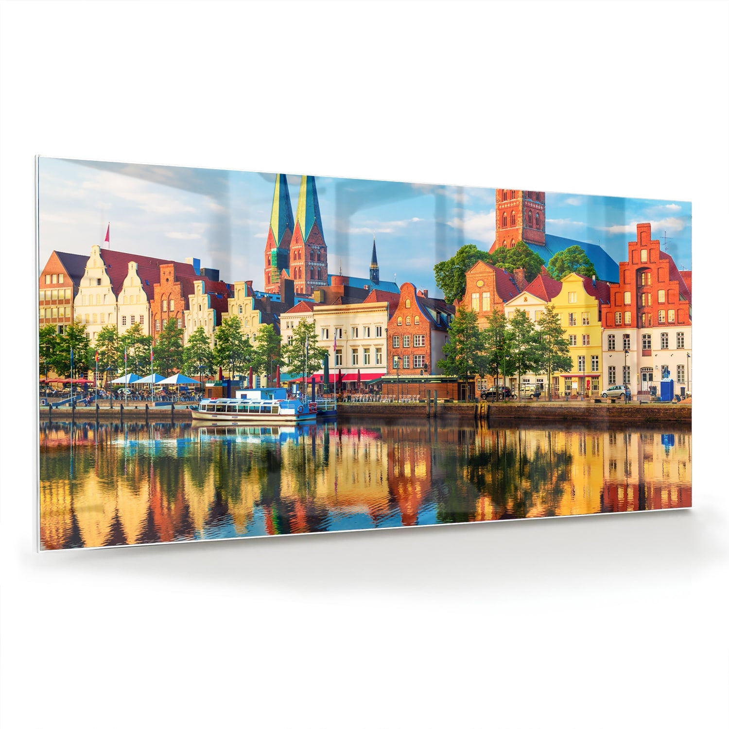 Kleurrijk glazen schilderij van een stadszicht met reflecties in het water