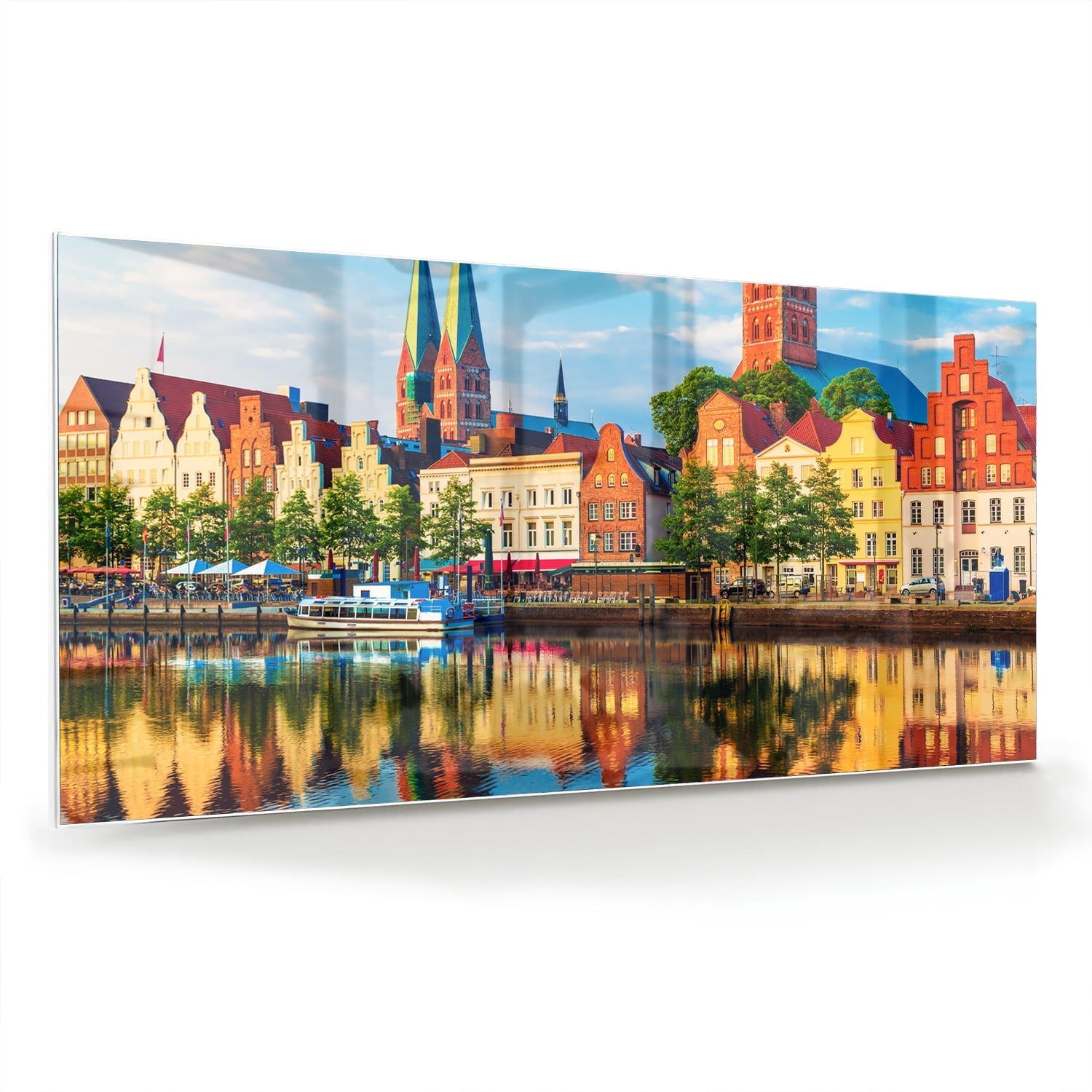 Kleurrijk glazen schilderij van een stadszicht met reflecties in het water