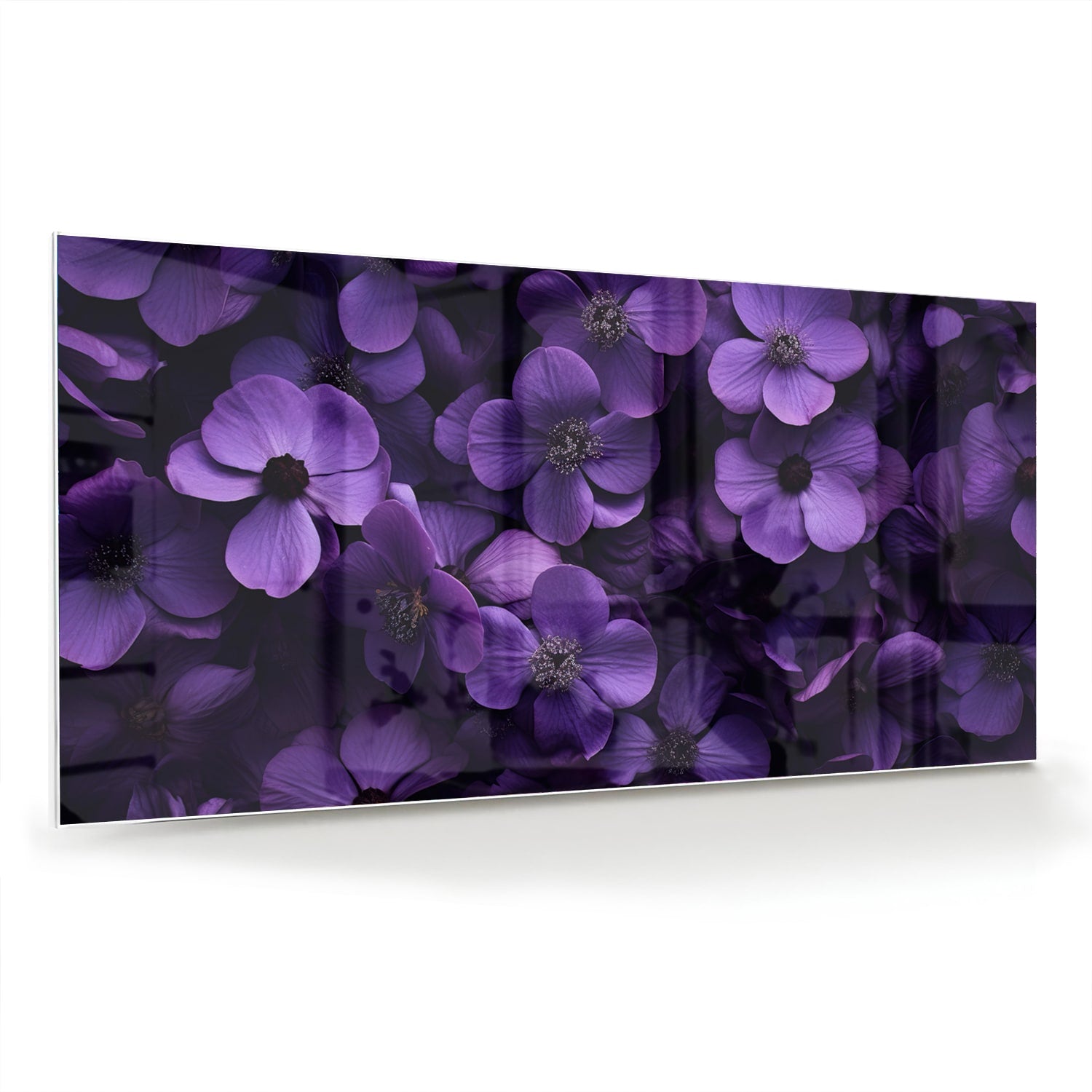 Paarse bloemen op een glazen schilderij aan de muur in een moderne woonkamer.