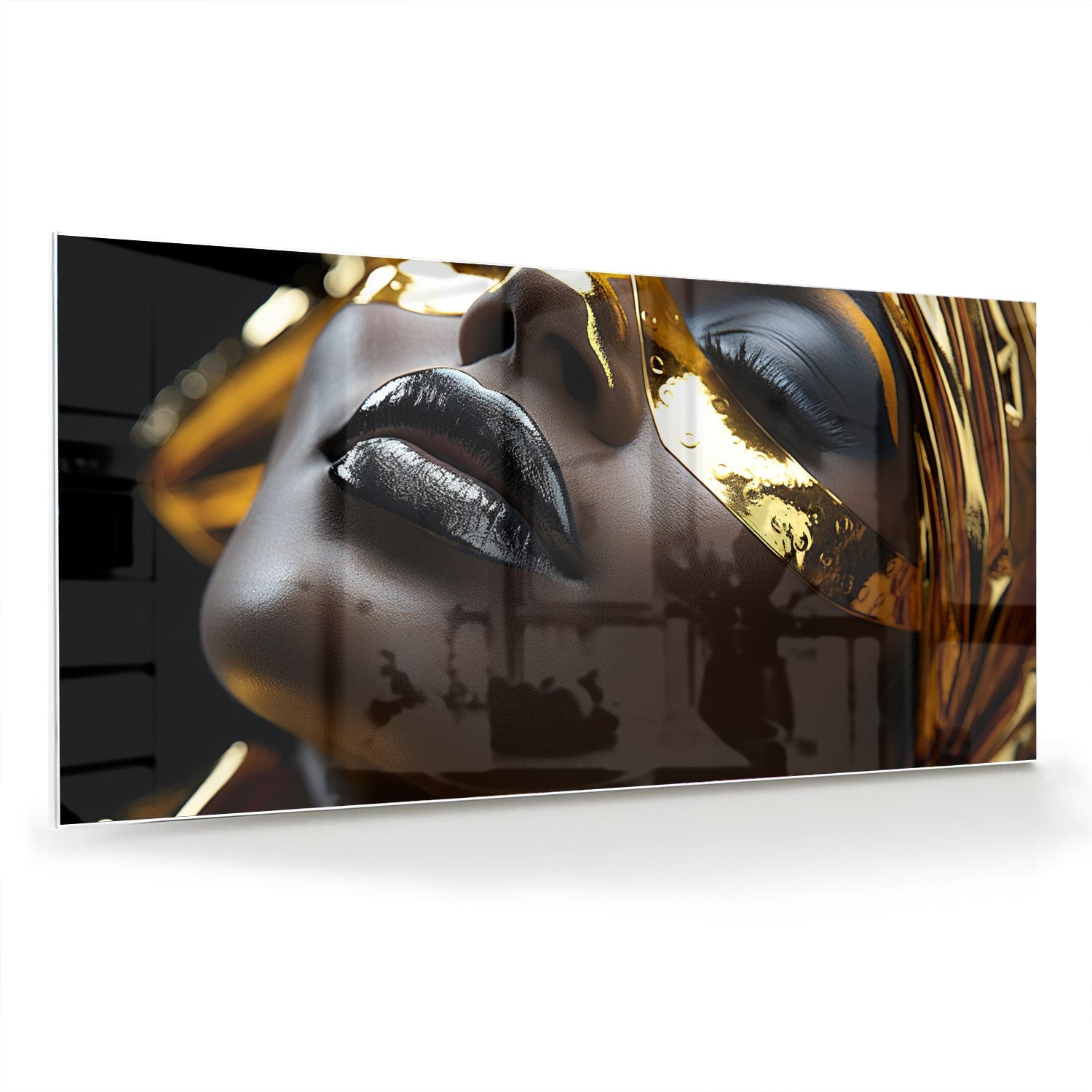 Glazen schilderij van een vrouwelijk gezicht met gouden accenten op een muur.