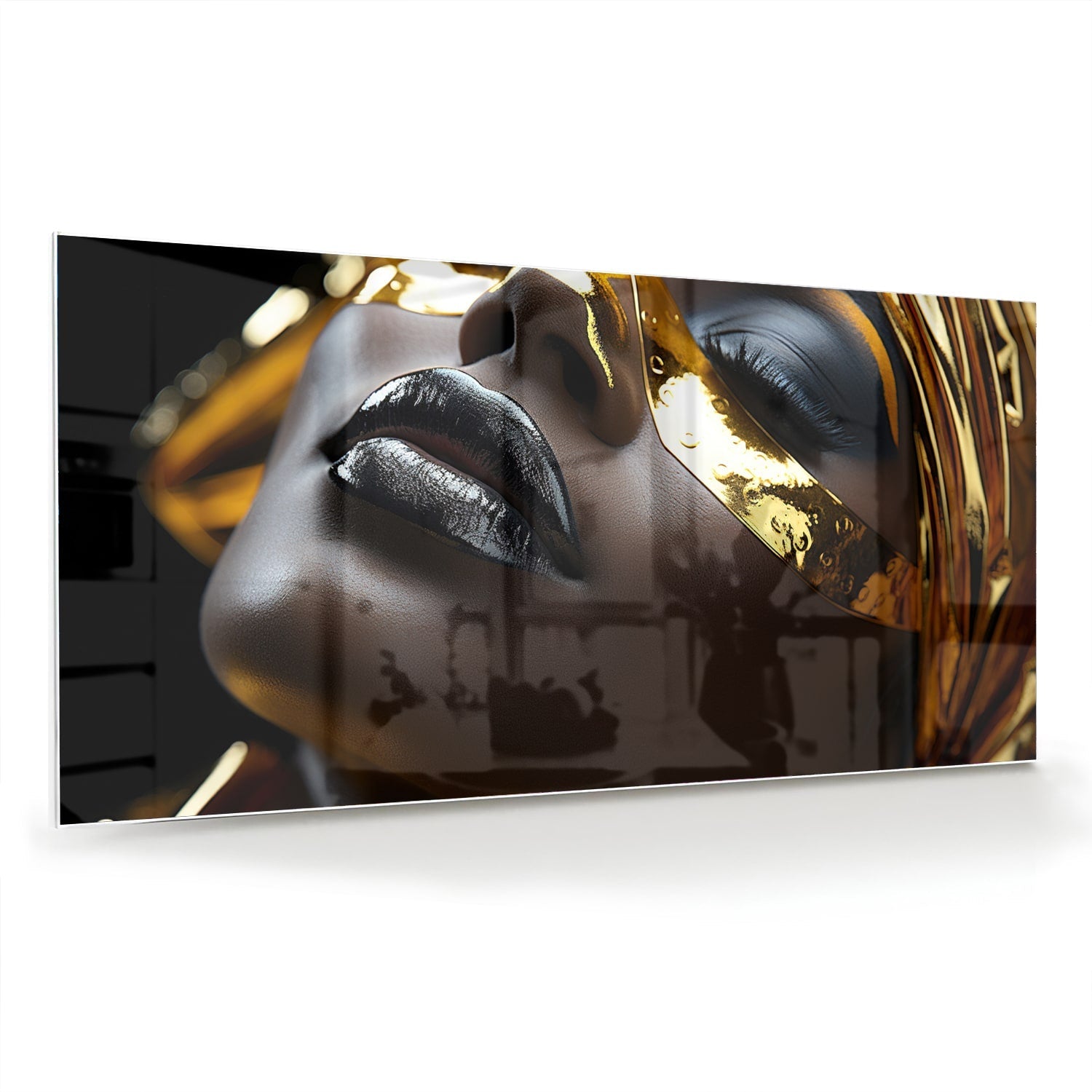 Glazen schilderij van een vrouwelijk gezicht met gouden accenten op een muur.