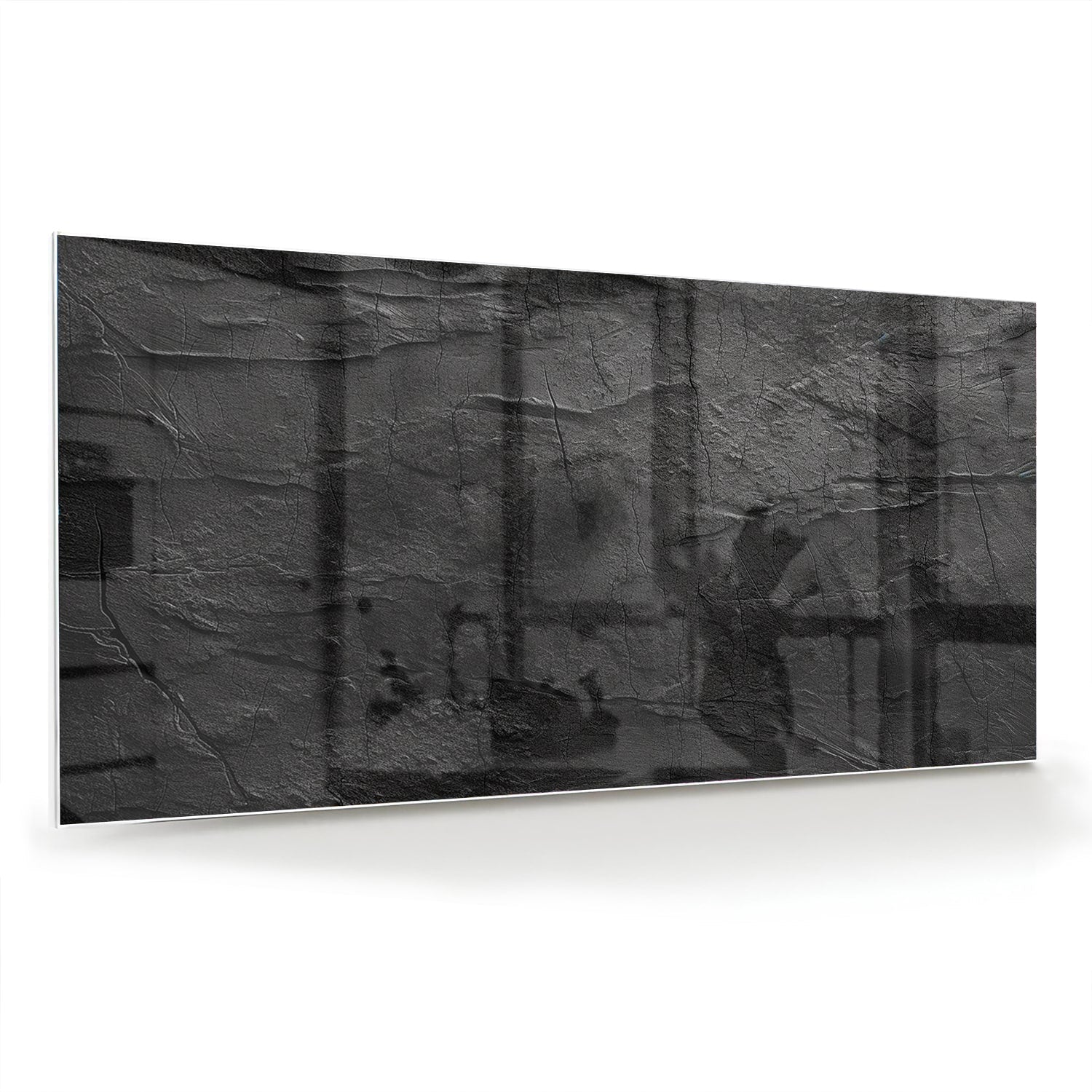 Abstract glazen schilderij in zwart en wit hangt aan de muur in een moderne woonkamer.