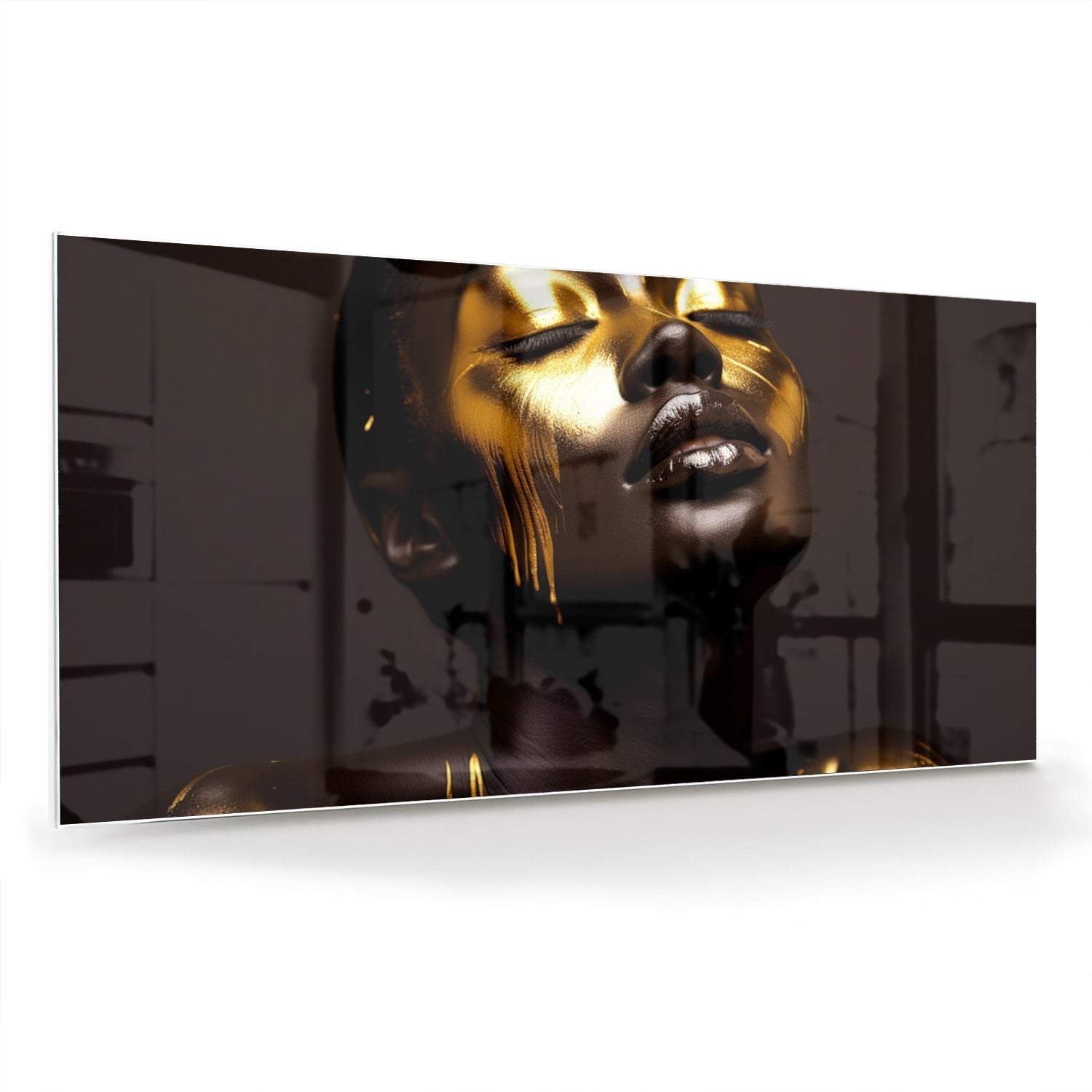 Glazen schilderij met een vrouwelijk gezicht in gouden tinten op een witte muur.