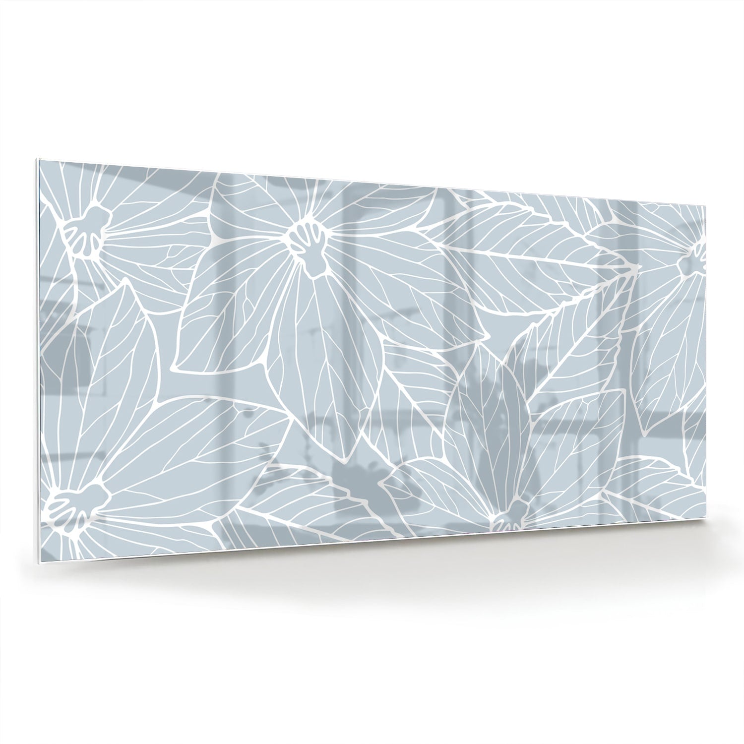 Glazen schilderij met botanische motieven aan de muur in een moderne woonkamer.