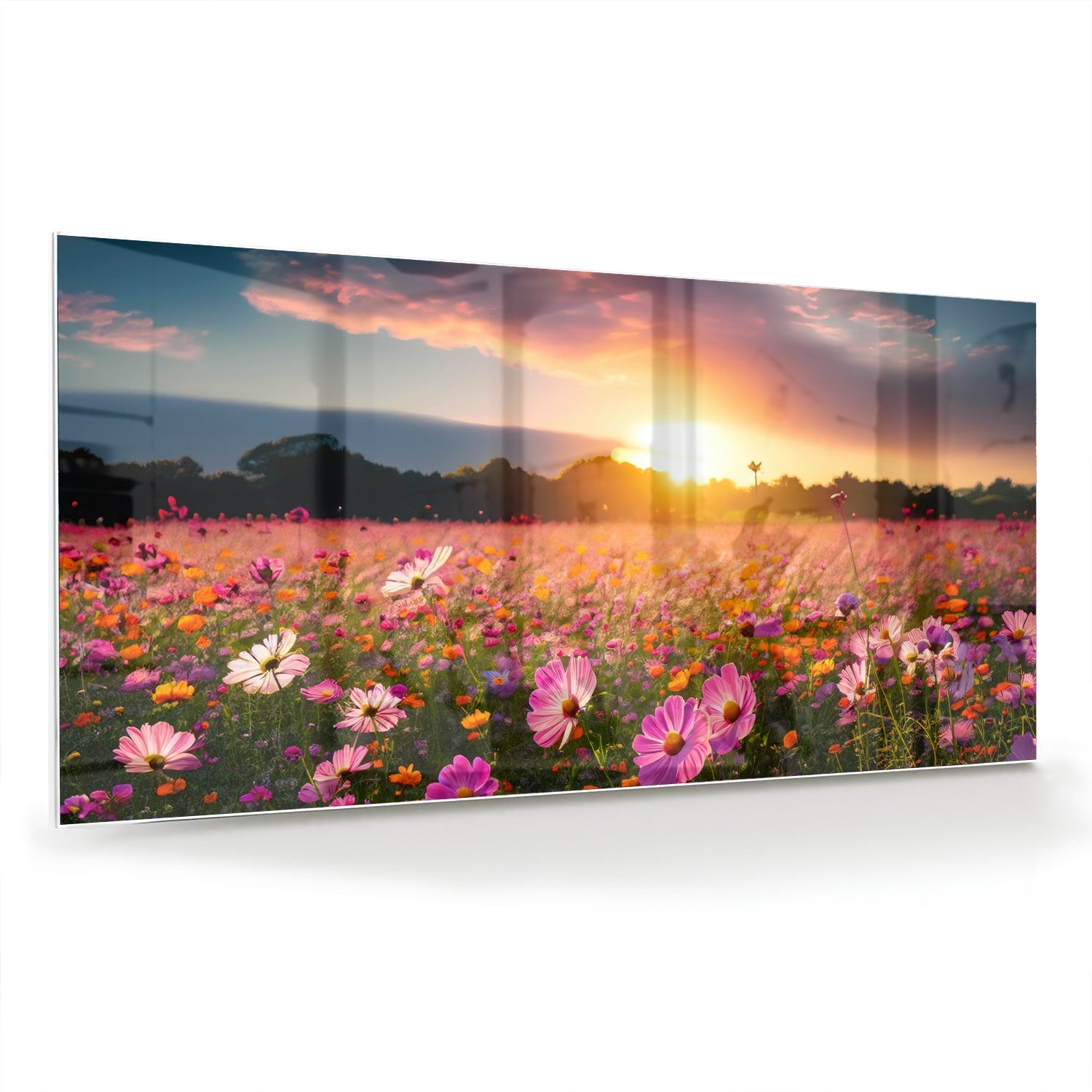 Glazen schilderij van een zonsondergang boven een kleurrijk bloemenveld.