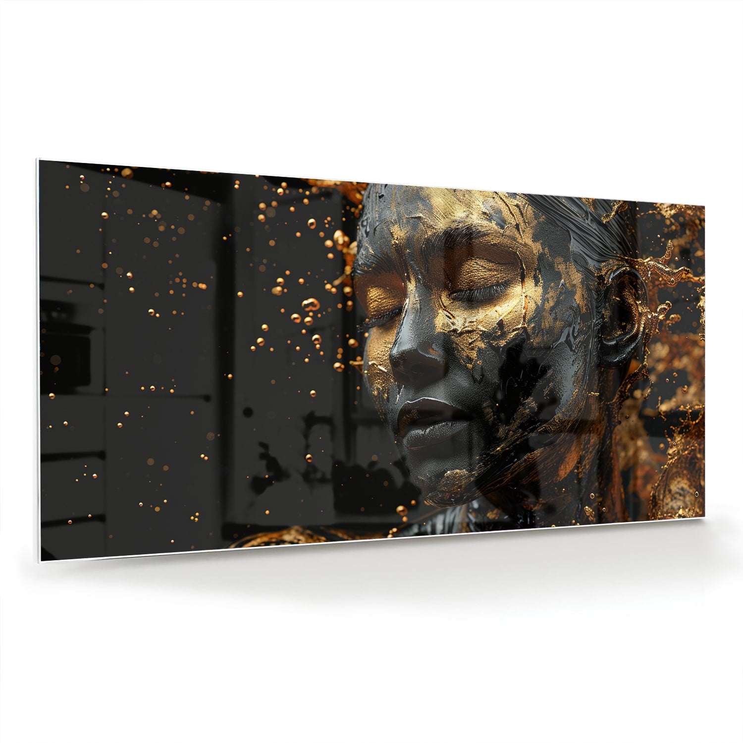 Glazen schilderij met een gouden vrouwelijk portret aan de muur