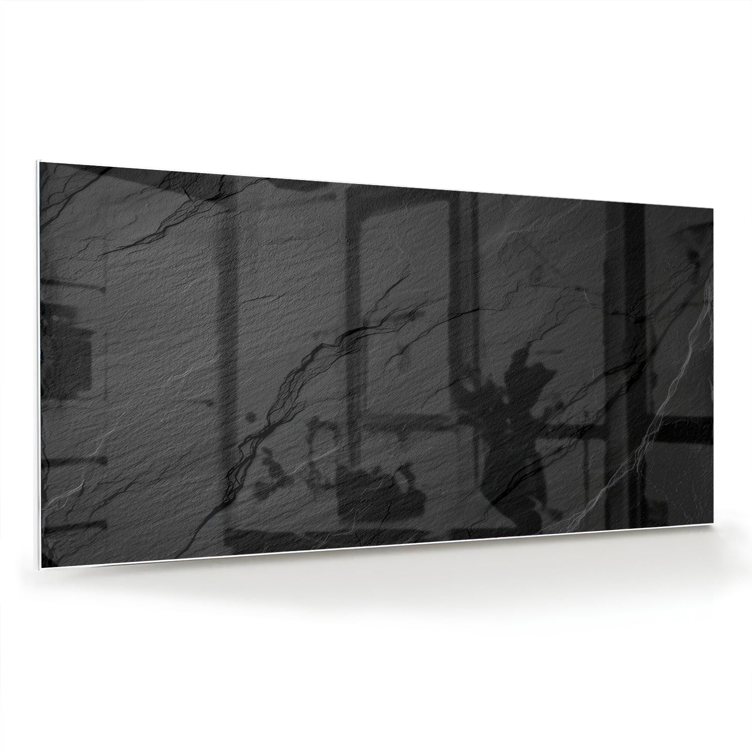 Modern glazen schilderij met abstracte zwart-witte patronen aan de muur.