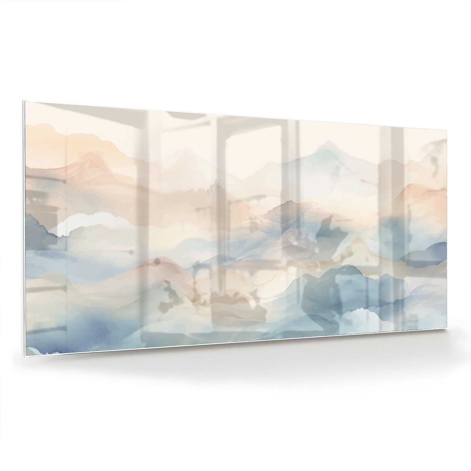 Glazen schilderij met een dromerig berglandschap in zachte blauwe en aardetinten.