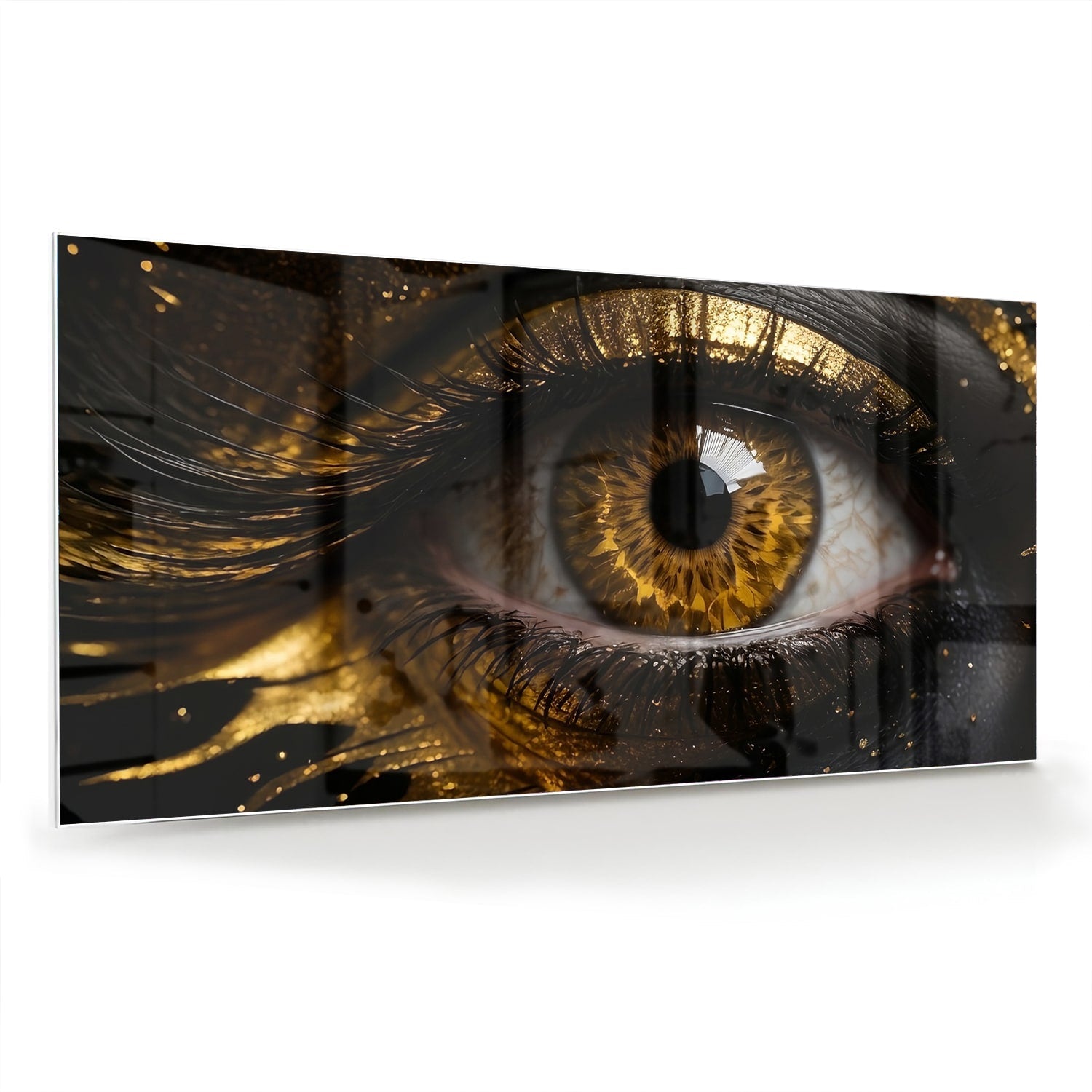 Glazen schilderij van een gouden oog op een zwarte achtergrond, hangt aan de muur.