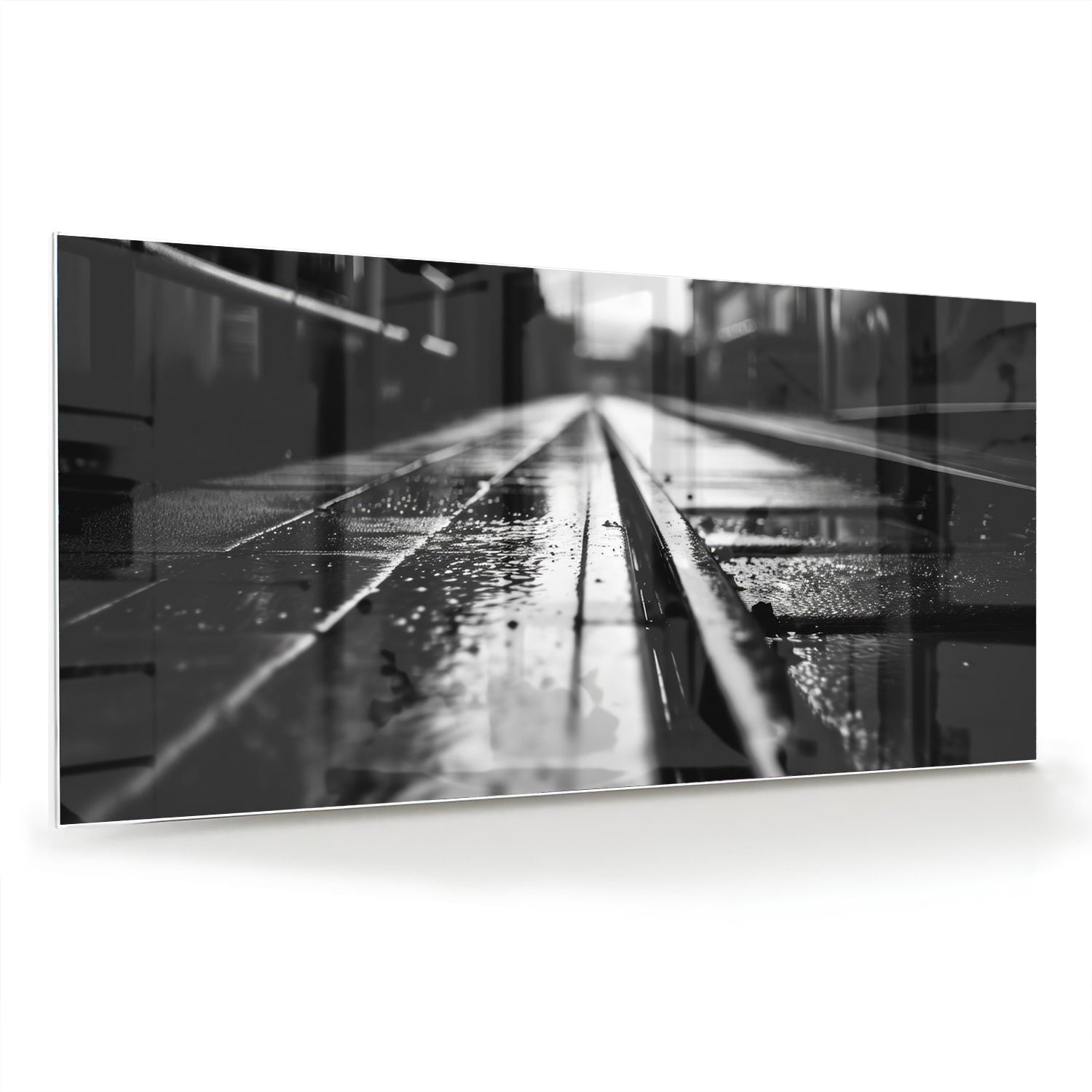 Zwart-wit glazen schilderij van natte straten in een moderne woonruimte.