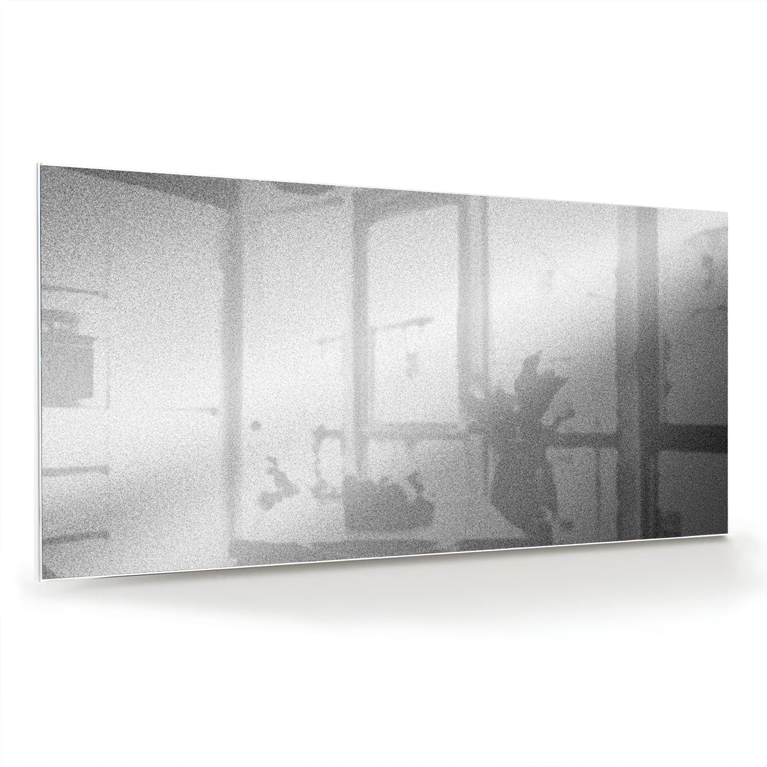 Minimalistisch glazen schilderij met reflecties in een sfeervolle kamer