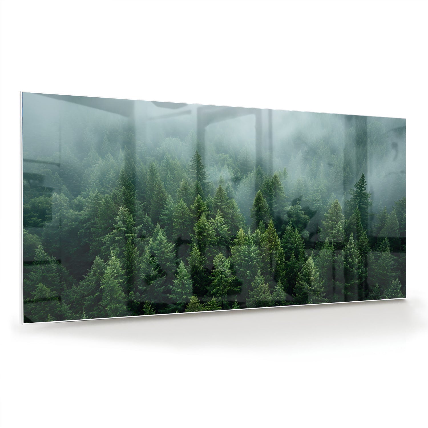Glazen schilderij van dennenbossen in mist aan de muur