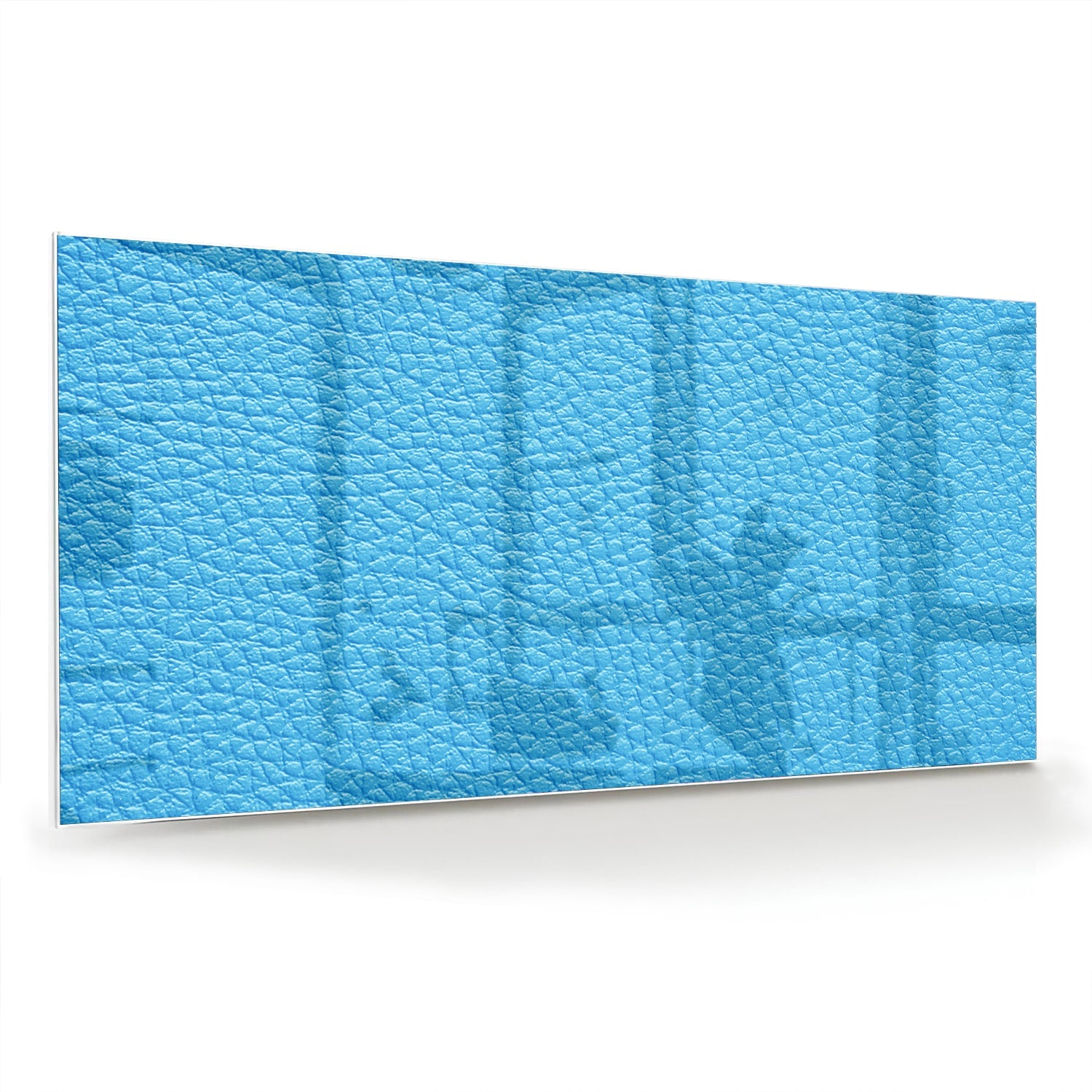 Blauw glazen schilderij met unieke textuur aan de muur in een moderne woonkamer