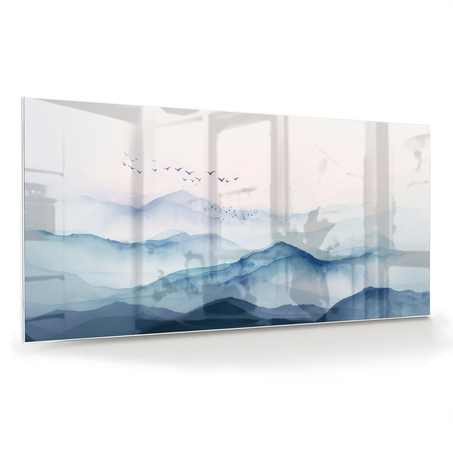 Glazen schilderij met blauwe bergen en pastelhemel, ideaal voor wanddecoratie.