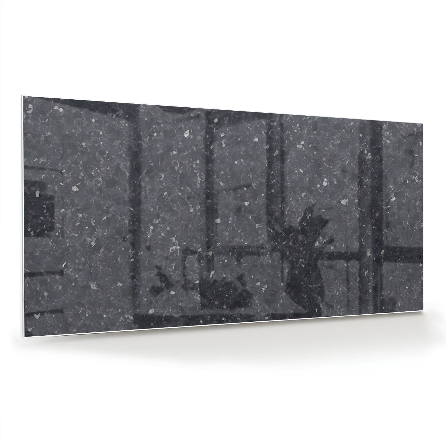 Elegant zwart glazen schilderij dat een moderne sfeer toevoegt aan een interieur.
