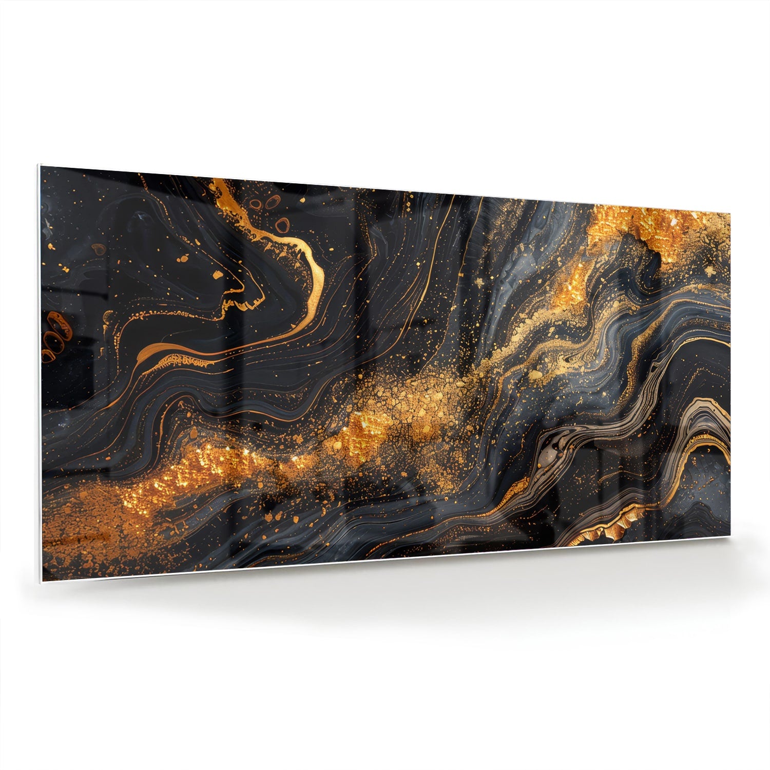 Glas schilderij met een zwart en gouden marmerdesign aan de muur in een moderne woonkamer