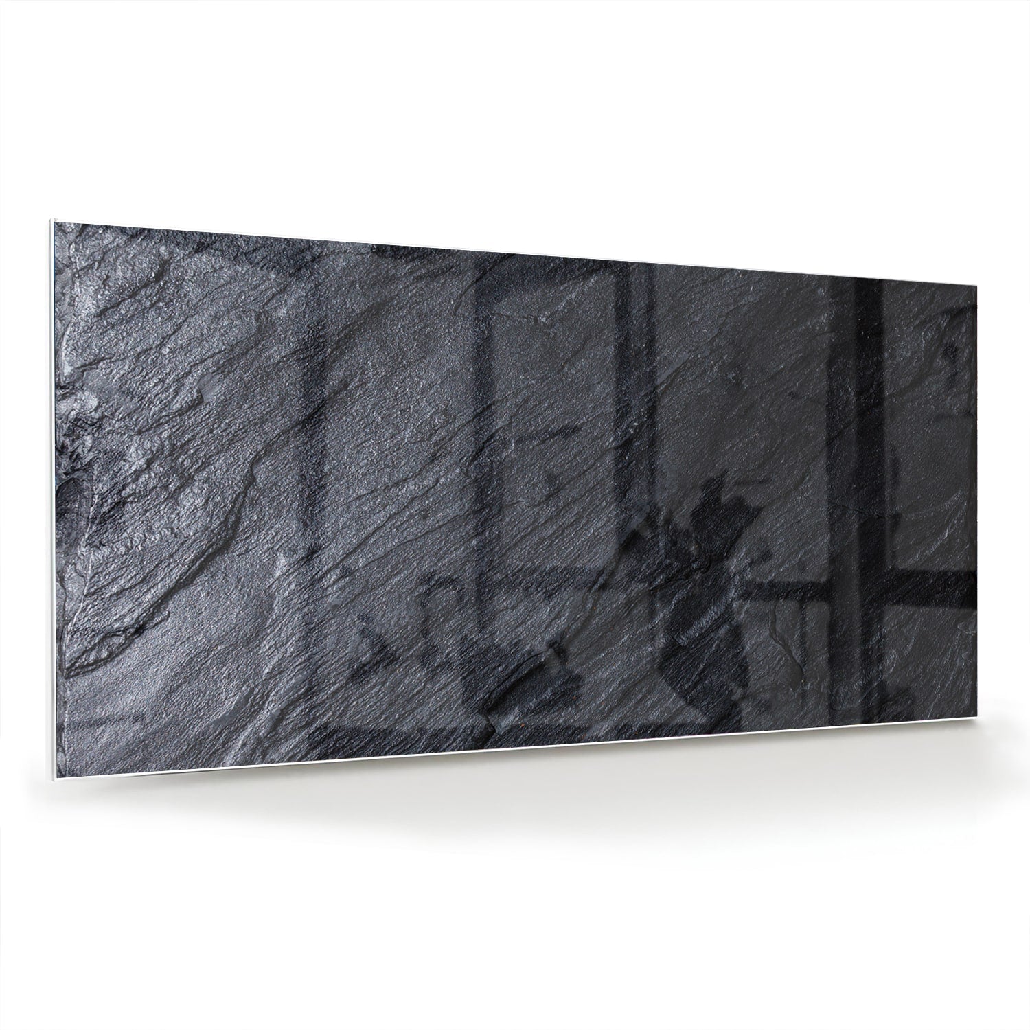 Modern glazen schilderij met abstracte zwart-witte textuur aan de muur.