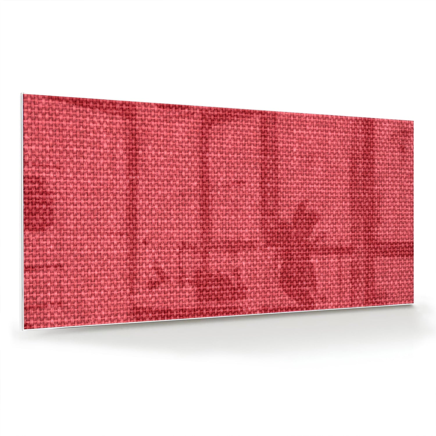 Modern glazen schilderij in helder rood aan de muur boven een licht houten kast.