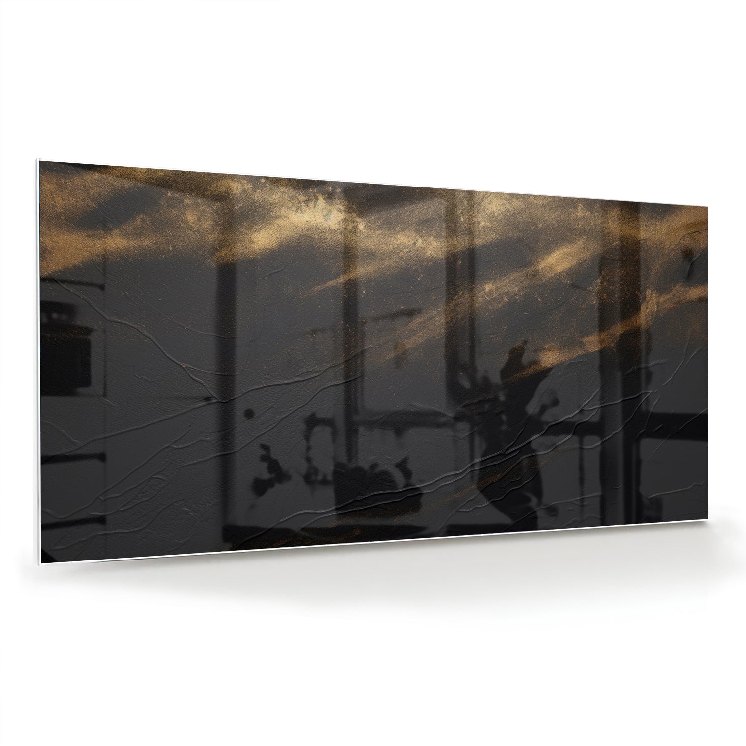 Elegant zwart glazen schilderij met gouden accenten aan de muur.