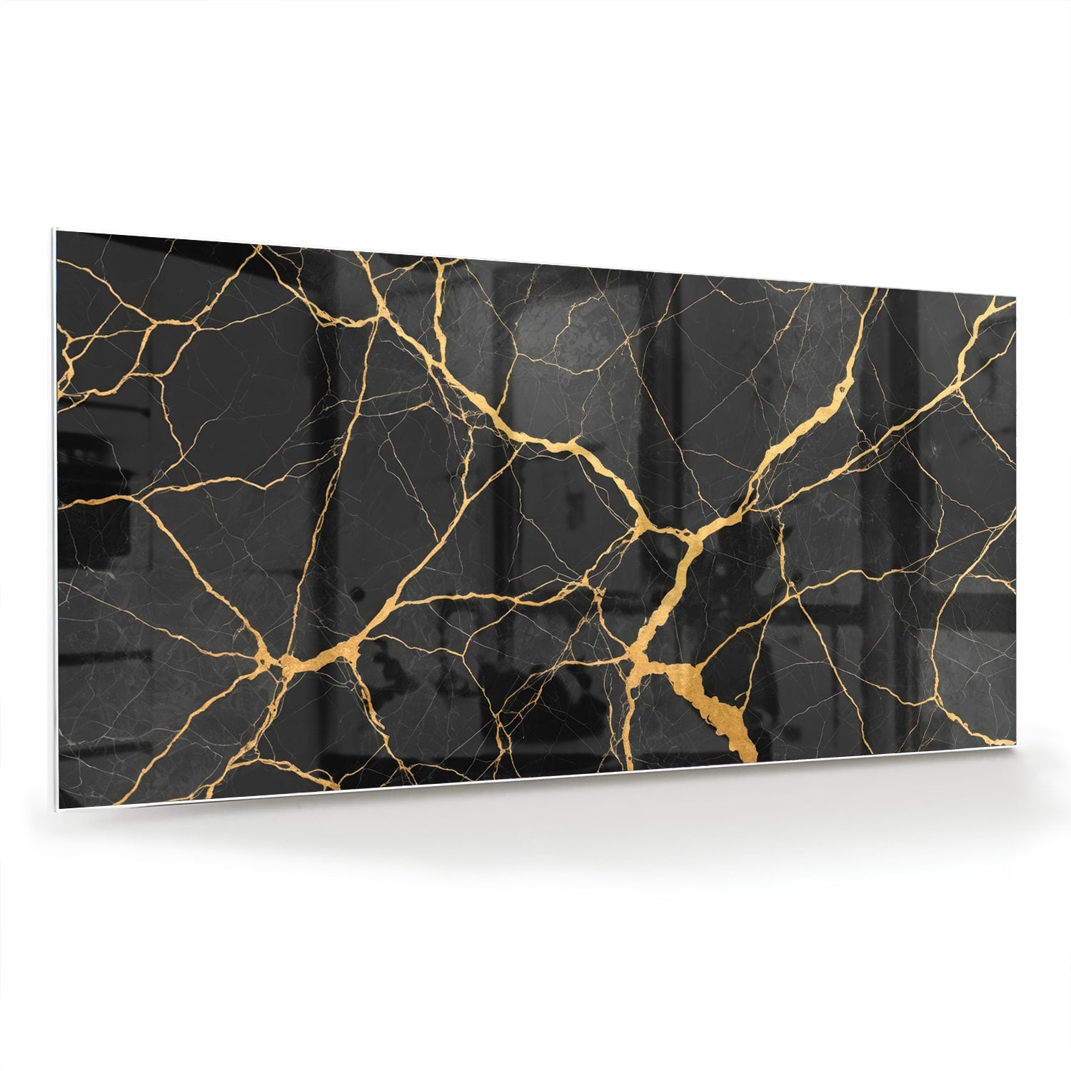 Glazen schilderij in zwart met gouden aderen, hangt aan een muur.