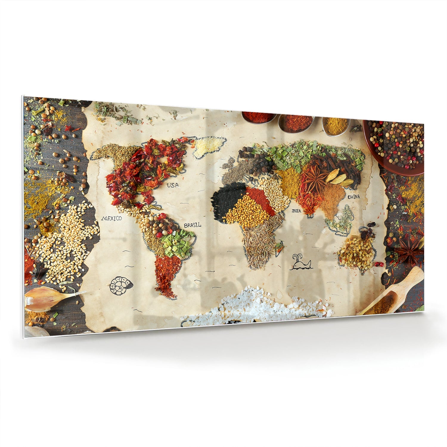 Kleurrijk glazen schilderij met een artistieke weergave van fruit en specerijen aan de muur.