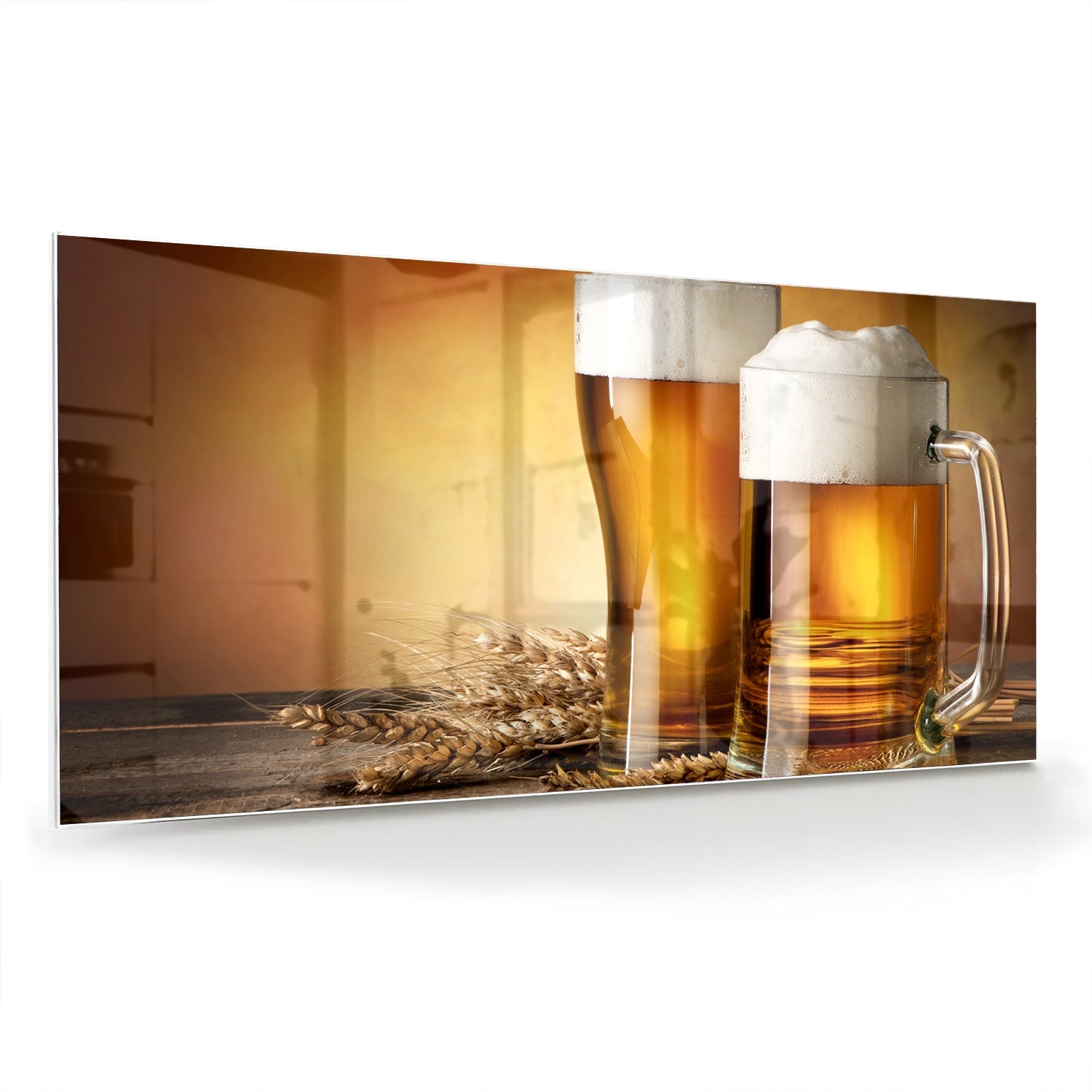 Glazen schilderij met twee volle bierglazen op een houten tafel