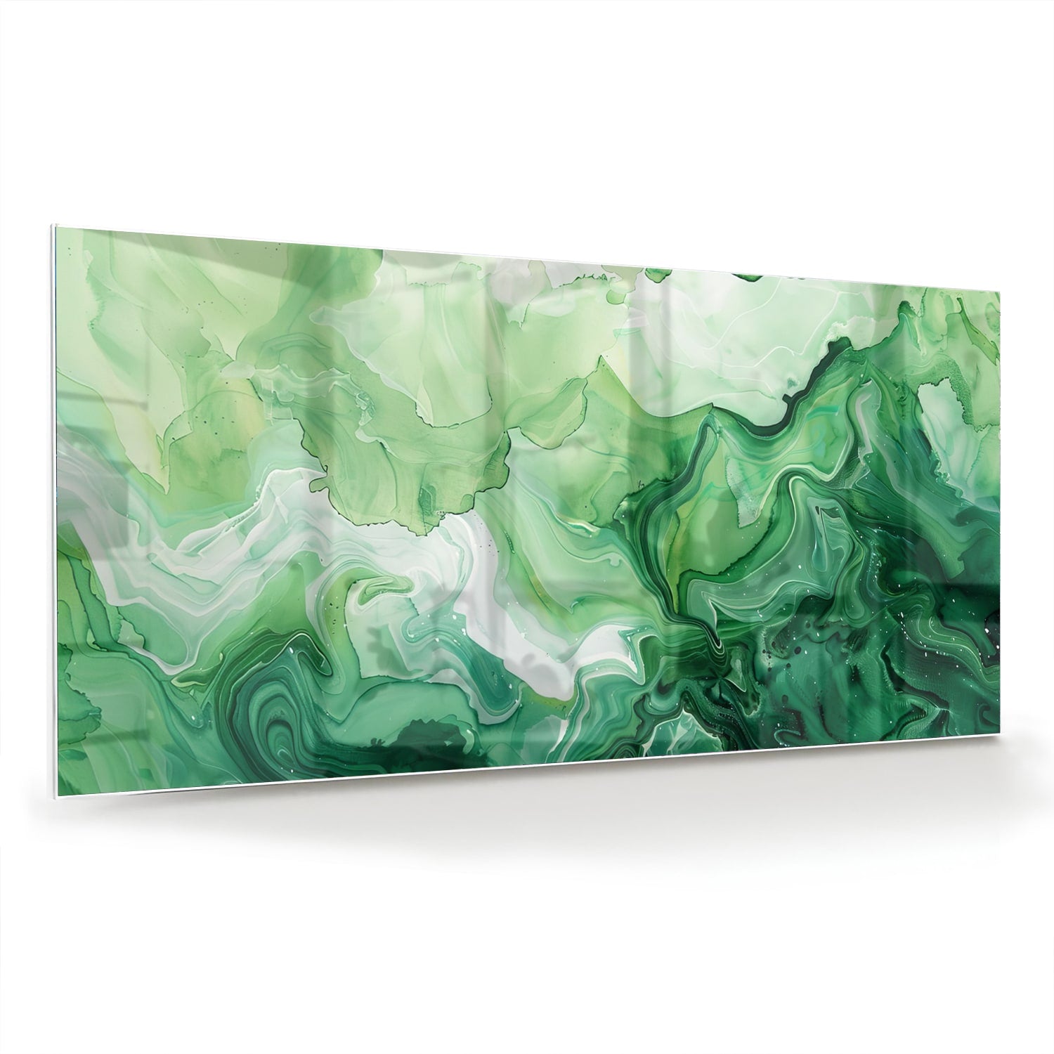 Een groen marmeren glazen schilderij dat hangt boven een kast in een moderne woonkamer.