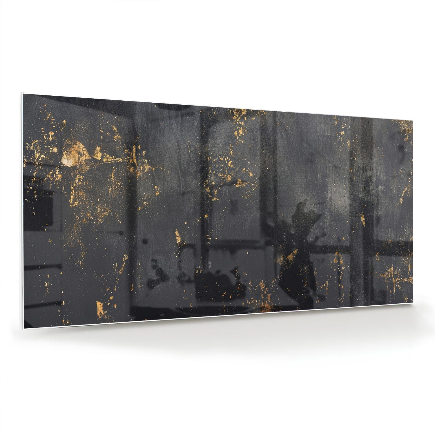 Glazen schilderij met een zwart oppervlak en gouden accenten hangt aan de muur in een moderne woonkamer.