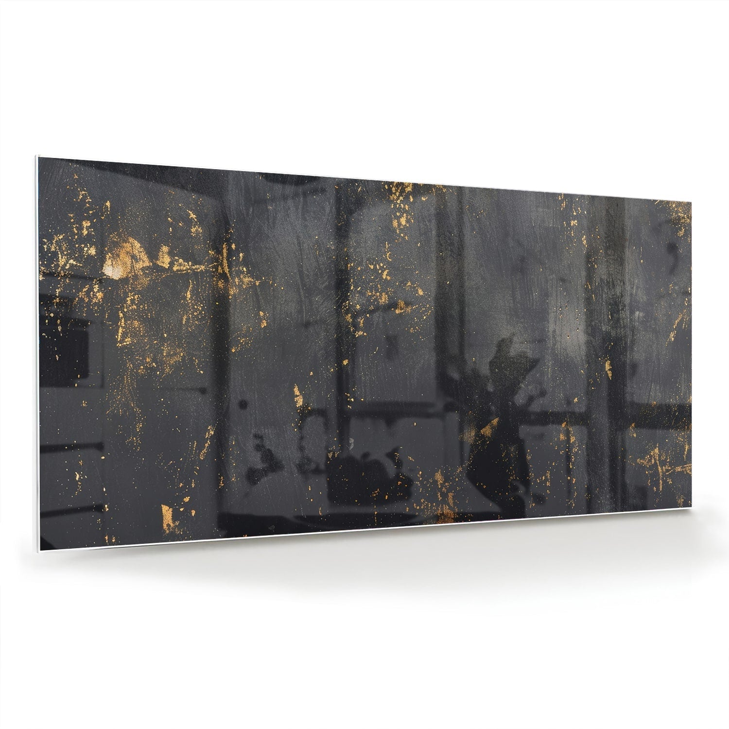 Glazen schilderij met een zwart oppervlak en gouden accenten hangt aan de muur in een moderne woonkamer.