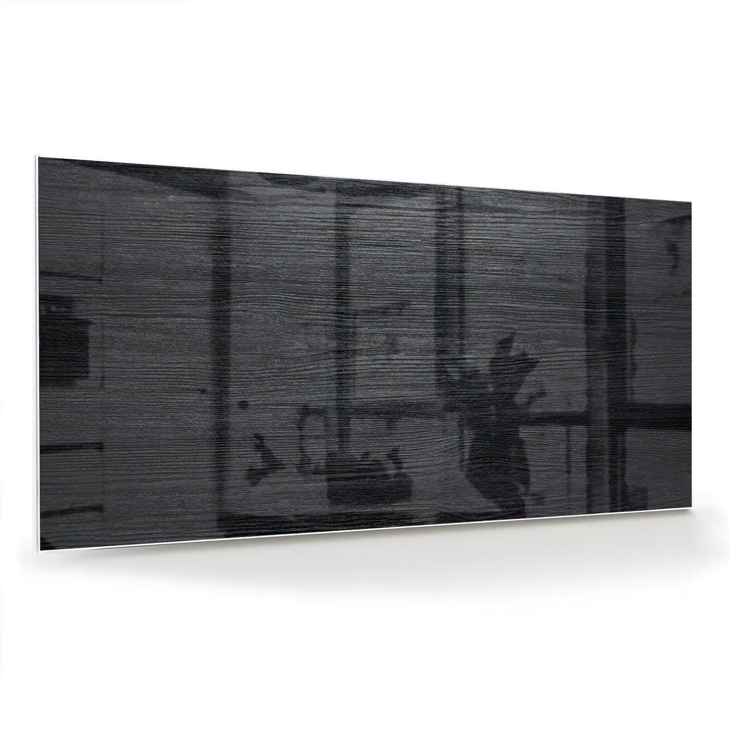 Stijlvol zwart glazen schilderij aan een wand in een moderne woonkamer.
