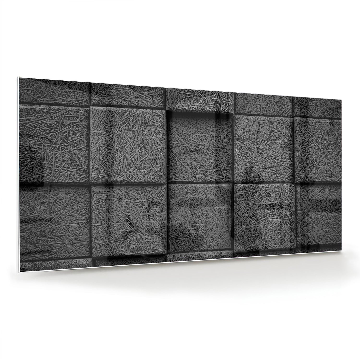 Abstract donker glazen schilderij aan een witte muur in een moderne woonkamer