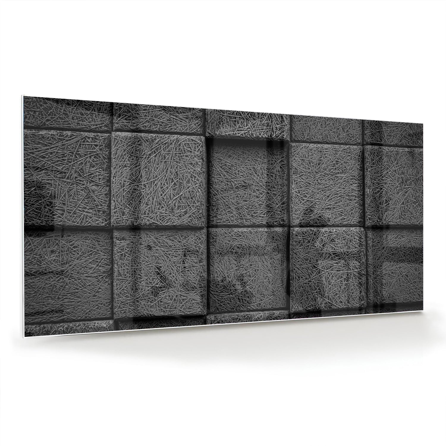 Abstract donker glazen schilderij aan een witte muur in een moderne woonkamer