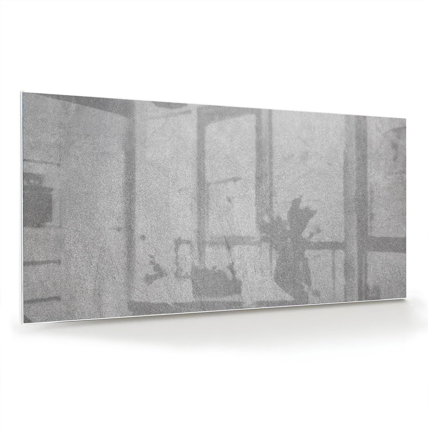 Minimalistisch glazen schilderij met handafdrukken aan de muur.