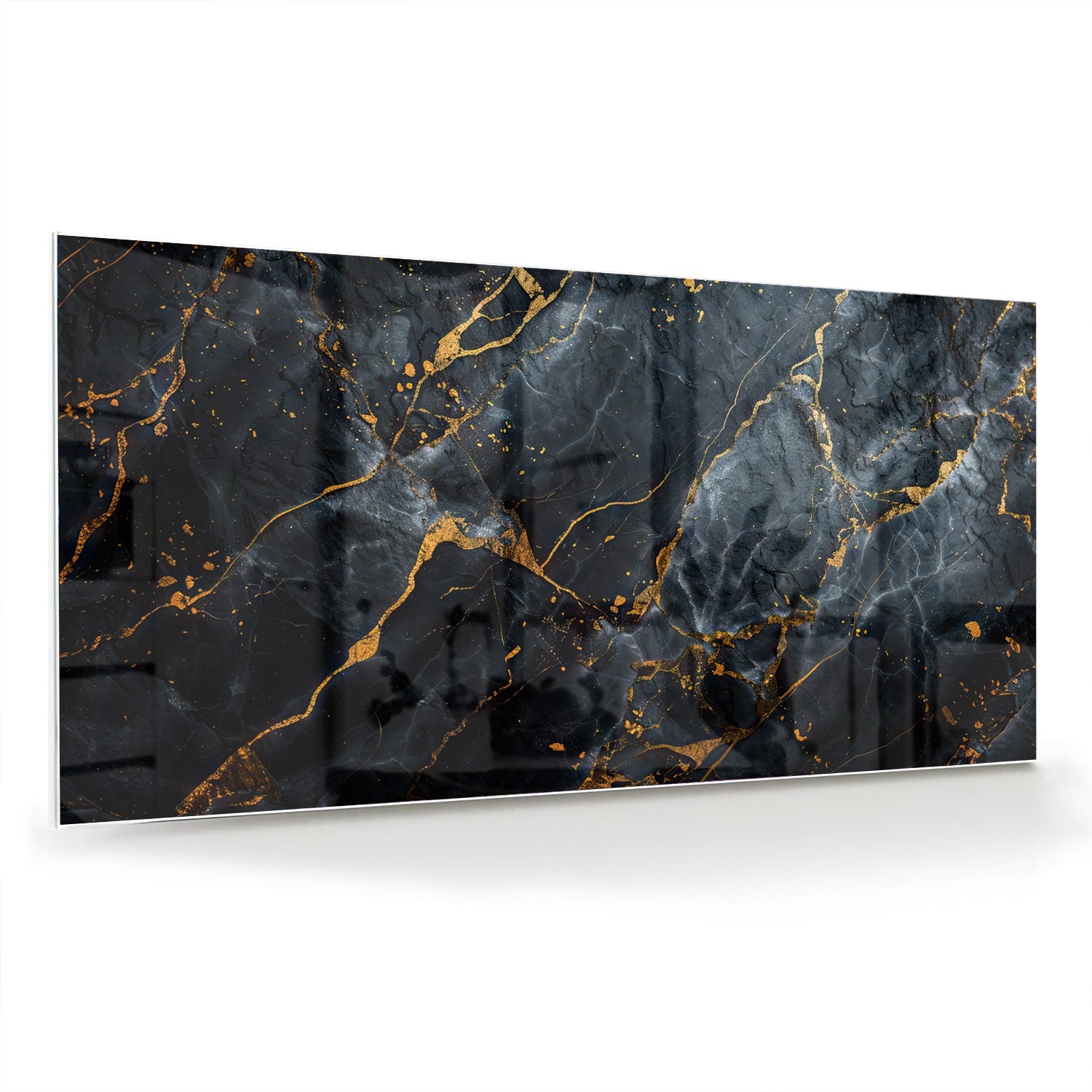 Glazen schilderij met marmerlook in zwart met gouden details aan de muur.
