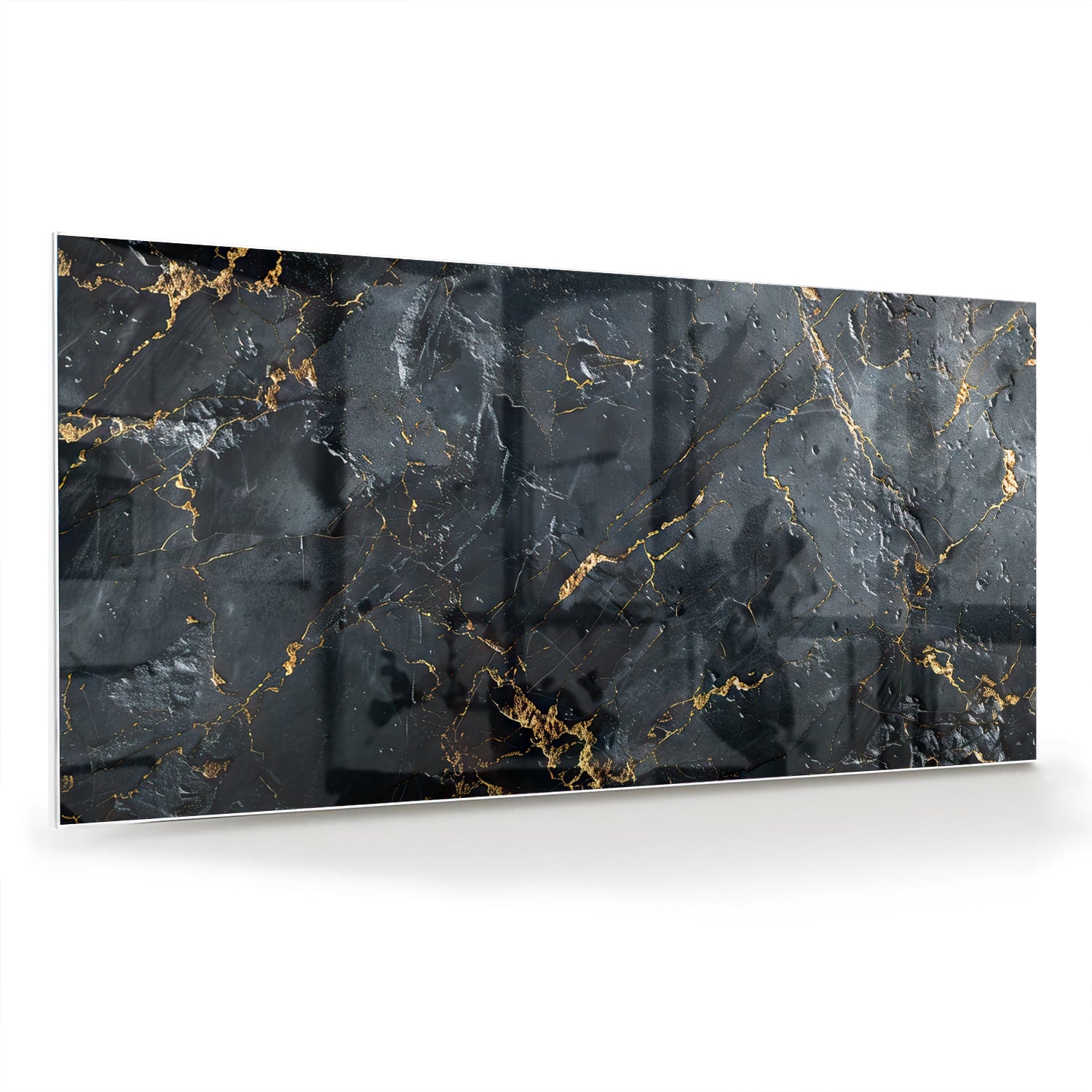 Glazen schilderij met zwarte marmerlook en gouden details aan de muur.