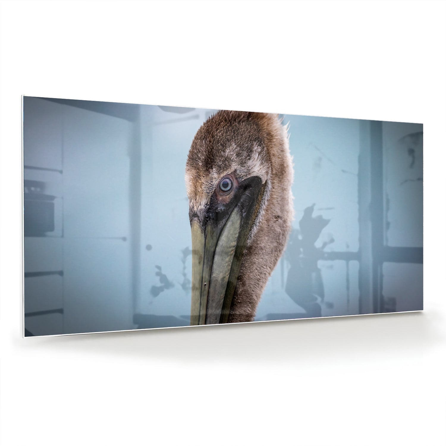 Glazen schilderij van een pelikan met een elegant design in een moderne woonkamer.