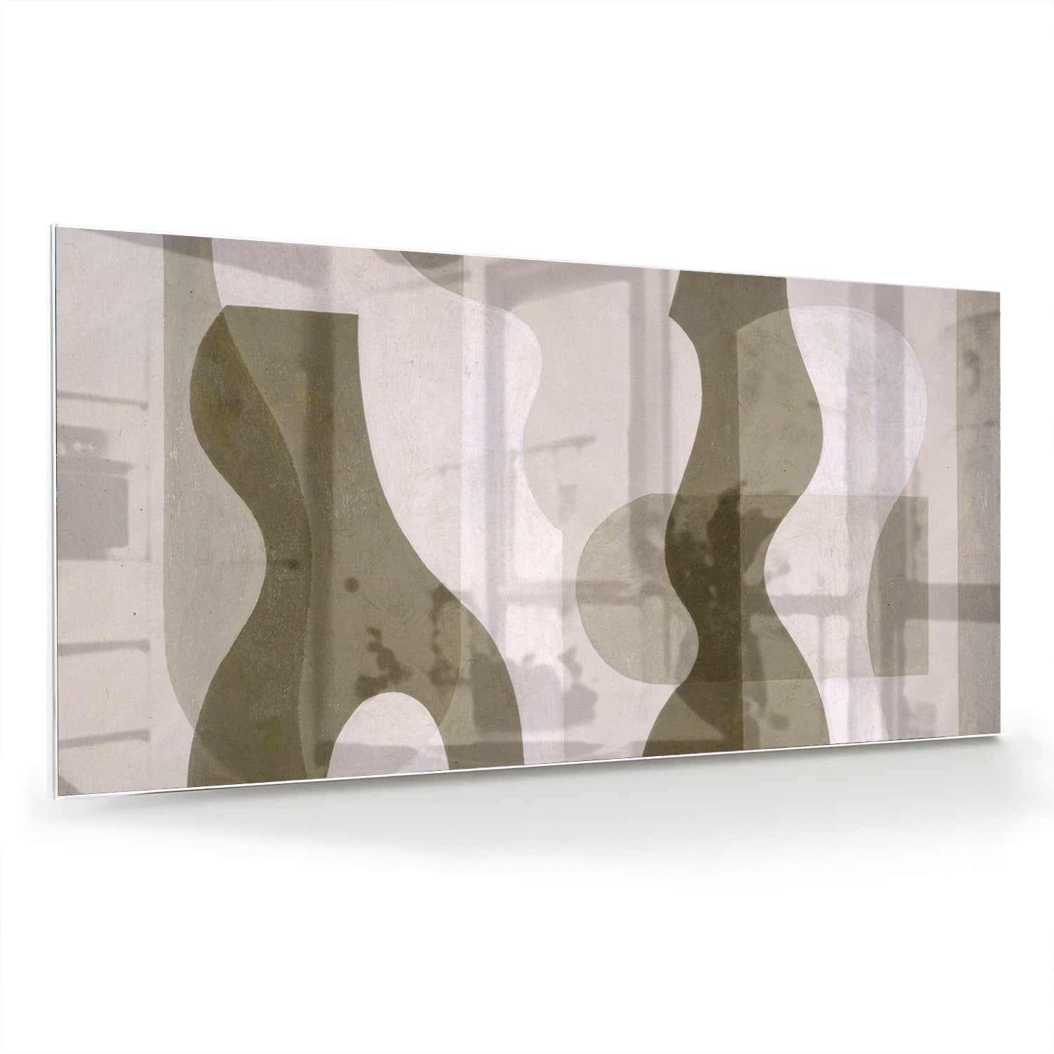 Moderne glazen schilderij met abstracte vormen in een woonkamer.