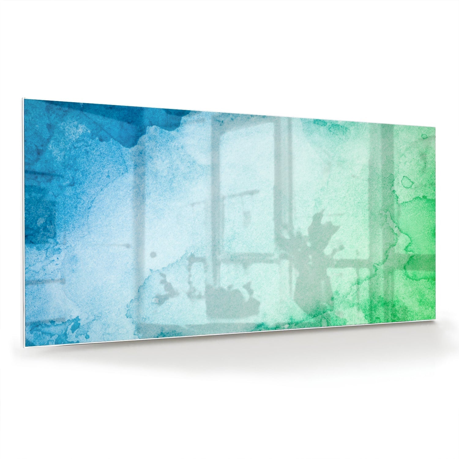 Abstract glazen schilderij in diverse tinten blauw en groen aan de muur.